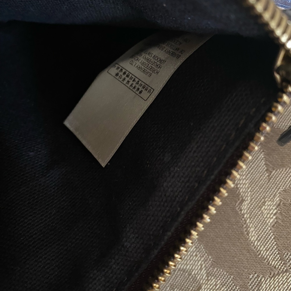 Burberry authentic Nova Check Zip Pouch with Black Trim - Picture 5 of 7